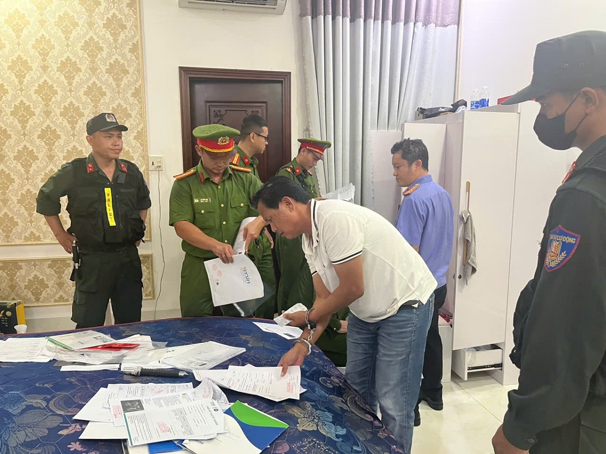 Khám xét nơi ở của ông Trần Văn Thuận. Ảnh: B.H