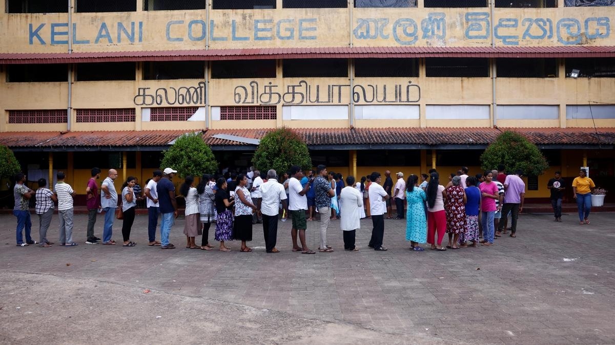Cử tri Sri Lanka đi bầu cử tổng thống nước này năm 2024. Ảnh: Reuters.