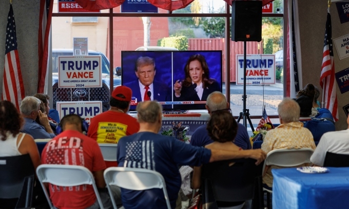 Người dân theo dõi tranh luận Trump - Harris ở Escondido, California, ngày 10/9 (Ảnh: Reuters)