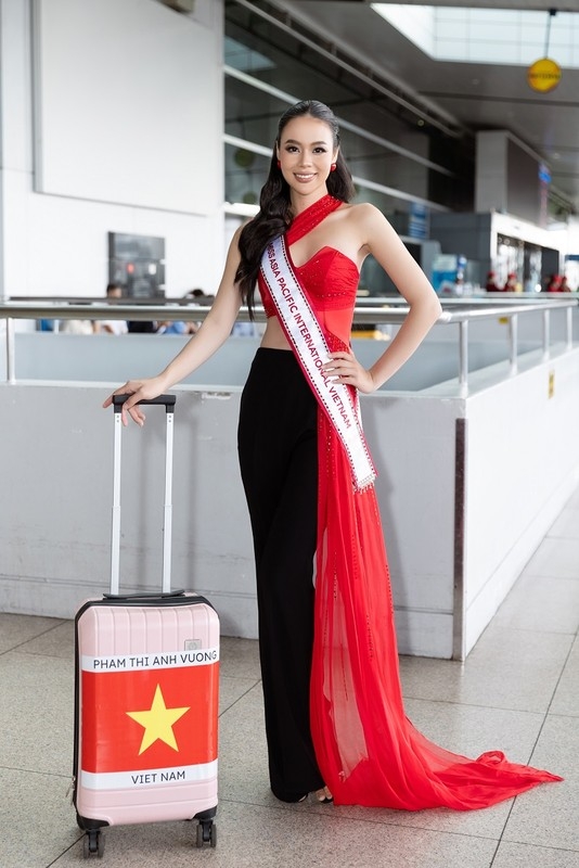 Anh Vuong stands out in an outfit designed by Tran An Vi, which showcases her figure.