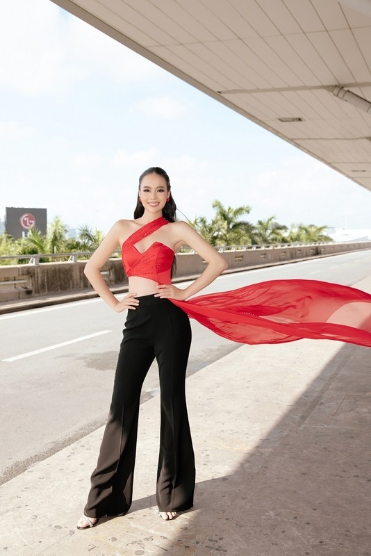 The 22-year-old beauty stands at 1.74 metres tall with body measurement of 86-60-94 cm. She is currently a student at Sai Gon University, works as a model, and is a media ambassador at several universities.