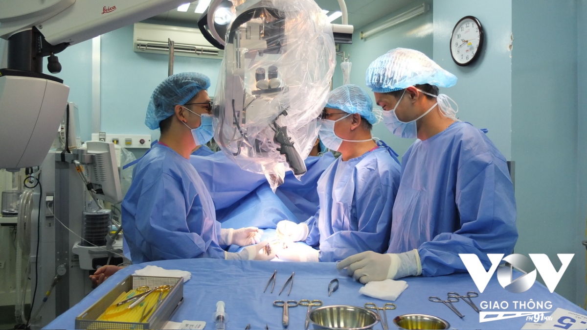 Thiếu thuốc trang thiết bị y tế đang là áp lực đè lên các cơ sở y tế tuyến cuối tại TP.HCM. Vừa qua Chính phủ về việc thí điểm cho phép TP.HCM được cấp phép nhập khẩu đối với các thuốc chưa có giấy phép lưu hành tại Việt Nam. Hy vọng đây tháo gỡ được tình trạng thiếu thuốc, vật tư y tế