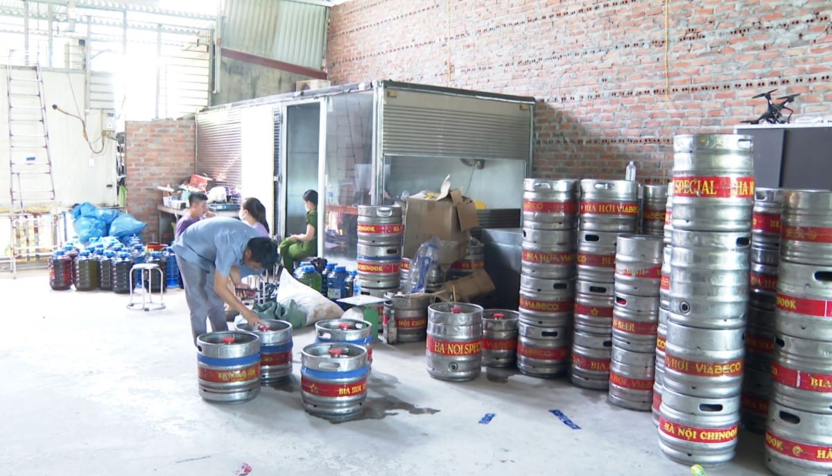 Tang vật là những keg bia giả mang thương hiệu bia Hà Nội do Công sản xuất, buôn bán