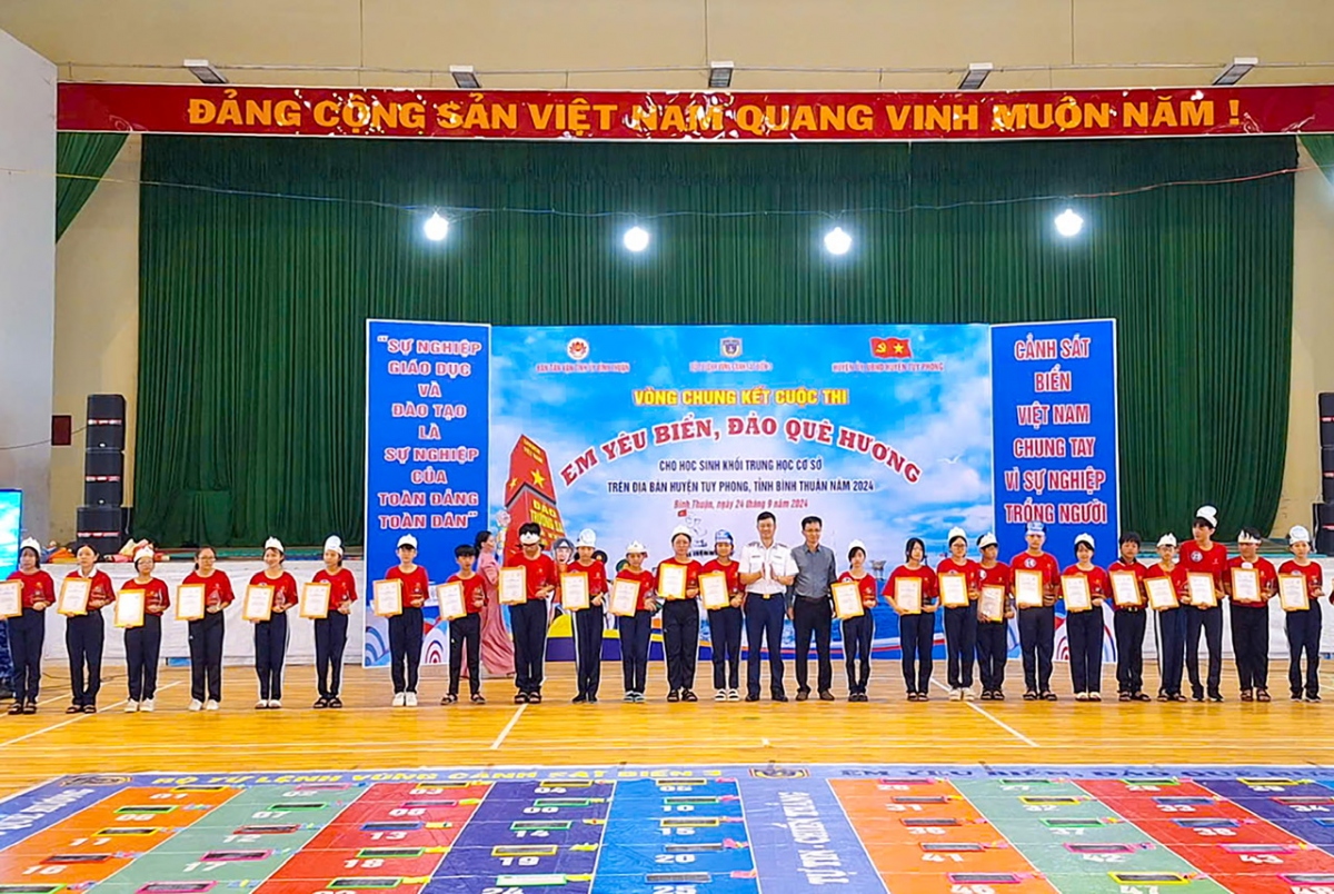 Thí sinh chụp hình lưu niệm với Ban tổ chức. Ảnh: B.H