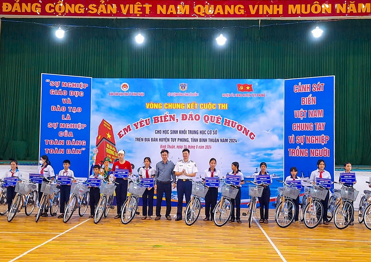 Trao tặng 15 xe đạp cho các em có hoàn cảnh khó khăn. Ảnh: B.H