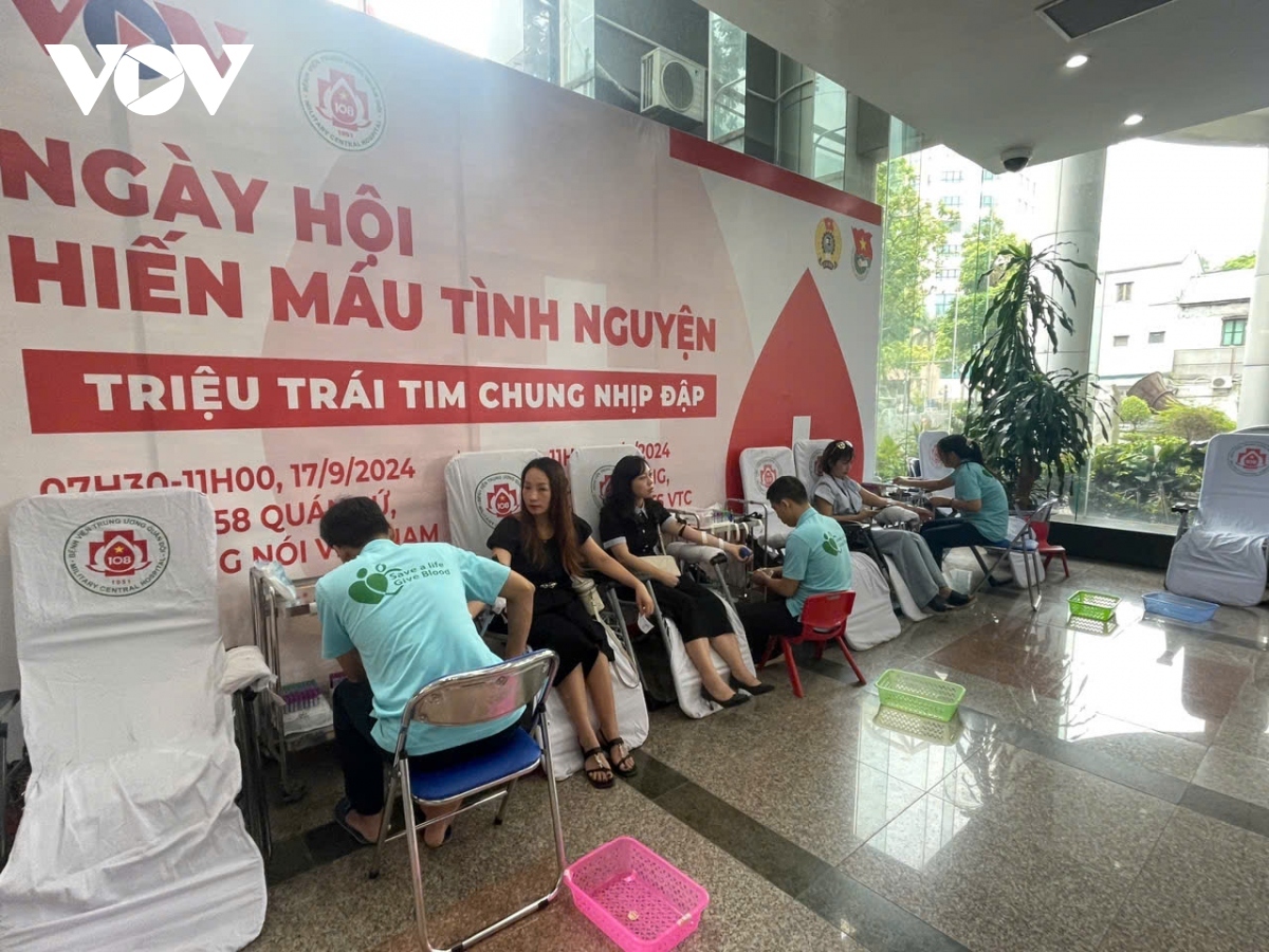 The event is held annually under the theme of “Triệu trái tim chung nhịp đập” (Million hearts beat as one) and is co-organised by VOV and the 108 Military Central Hospital.