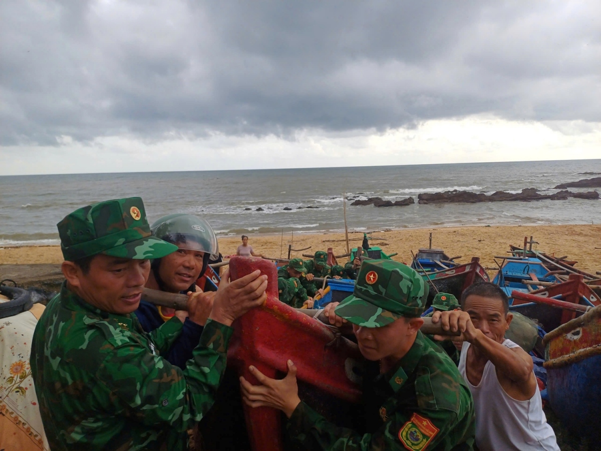Bộ đội Biên phòng hỗ trợ ngư dân kéo tàu thuyền lên bờ