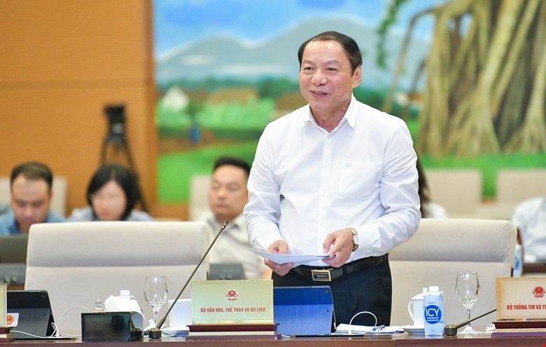 Bộ trưởng Bộ VHTTDL Nguyễn Văn Hùng (Ảnh: Quốc hội)
