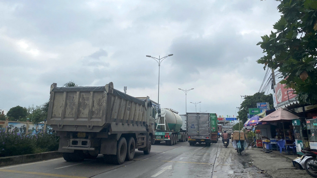 Ùn ứ xảy ra trong ngày đầu BOT Phú Hữu thu phí (ảnh TK)