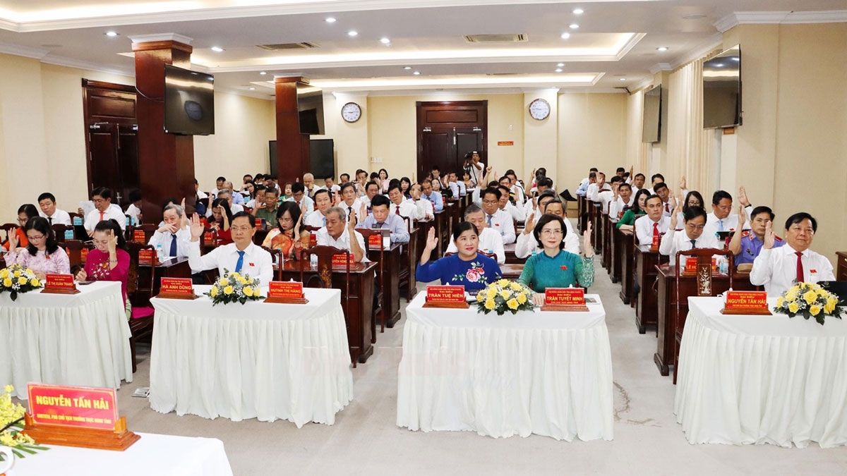 Đại biểu thông qua các nghị quyết tại kỳ họp (ảnh: BP)