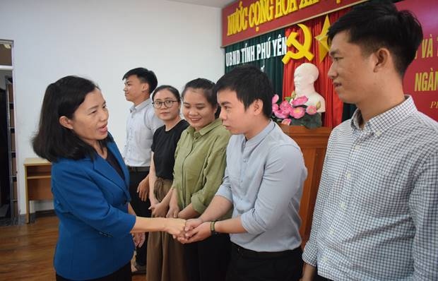 Bác sĩ Nguyễn Thị Mộng Ngọc khi còn làm Giám đốc Sở Y tế tỉnh Phú Yên chúc mừng nhân viên y tế được tuyển dụng 