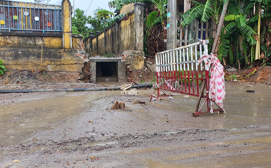 Bùn tràn xuống đường nên chính quyền phải cảnh báo để bà con không đi vào