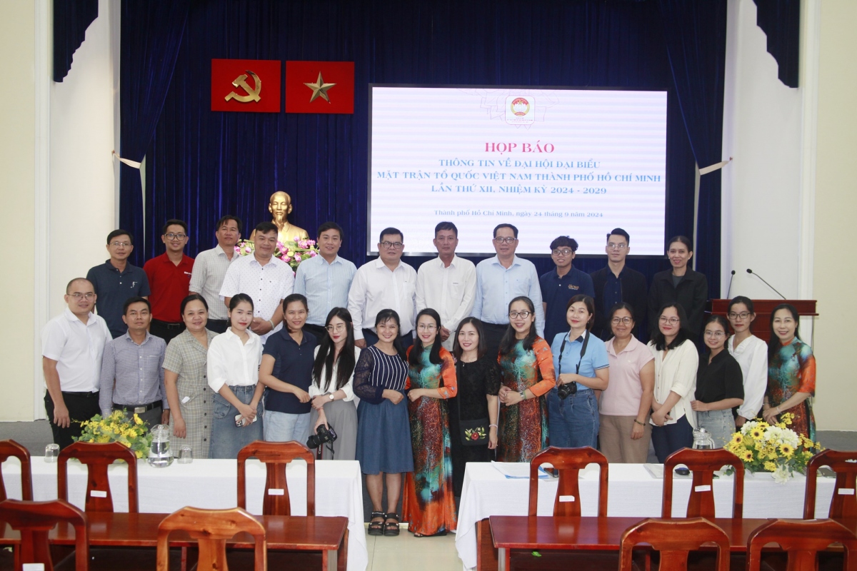 Lãnh đạo Ủy ban MTTQ TP.HCM và các phóng viên tham dự họp báo