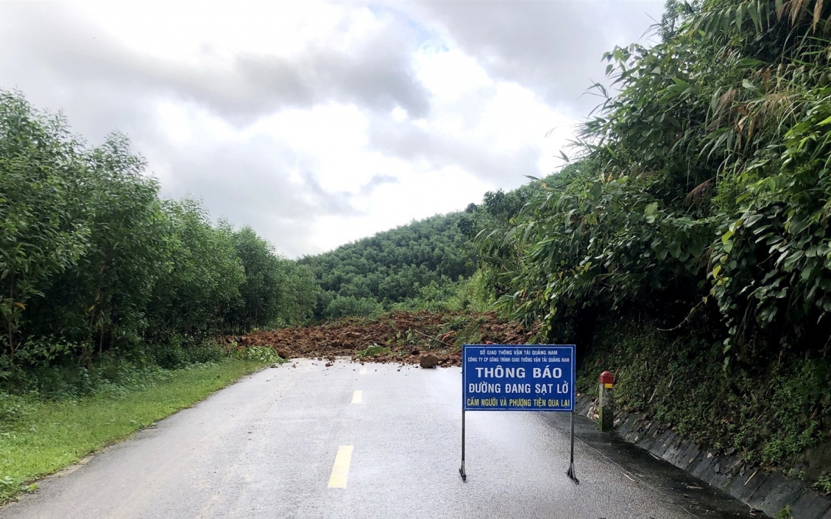 
Các địa phương cắm biển cảnh báo không cho phương tiện lưu thông qua điểm sạt lở.