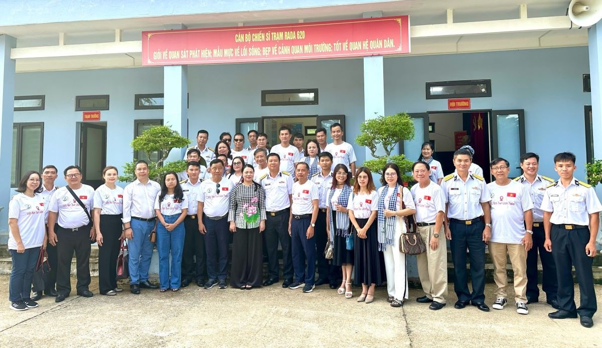 Các kiều bào giao lưu với cán bộ, chiến sĩ Trạm rada 620 (Ảnh: UBNVNONN)