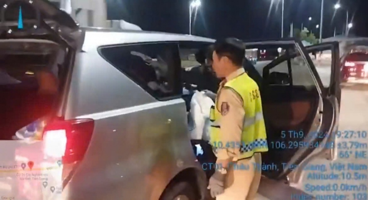 Cảnh sát giao thông cao tốc nhiệt tình giúp một sản phụ sinh con ngay trên đường