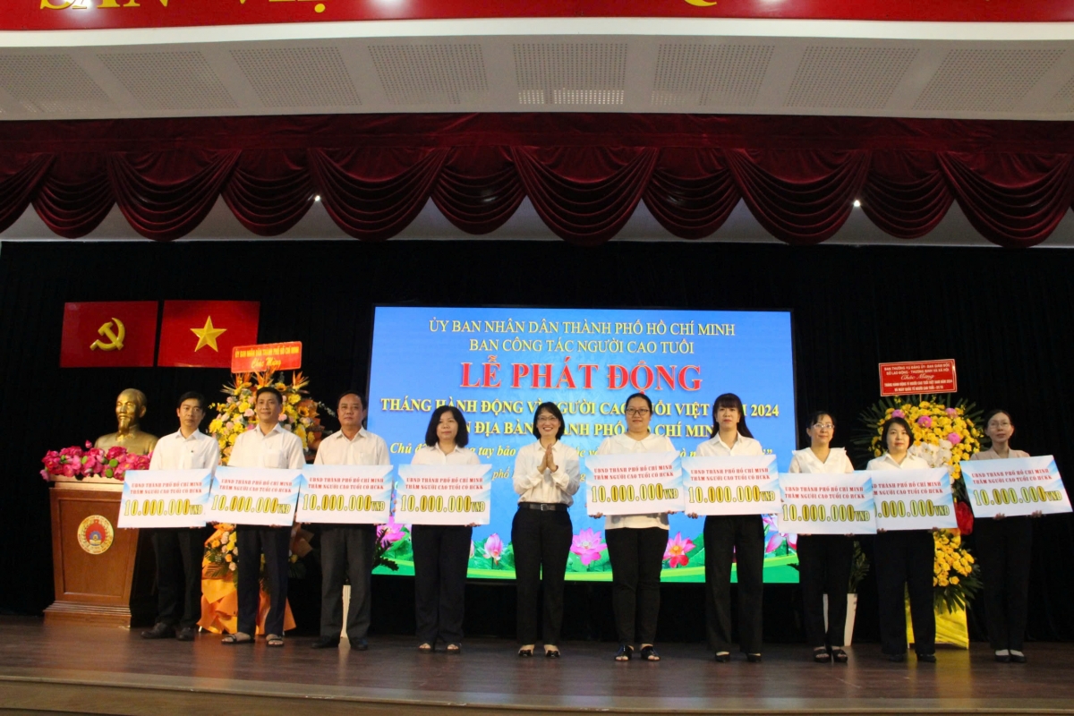 Bà Trần Thị Diệu Thúy, Phó Chủ tịch UBND TP.HCM tặng bảng biểu trưng cho đại diện các quận, huyện và TP. Thủ Đức (ảnh: P.D)