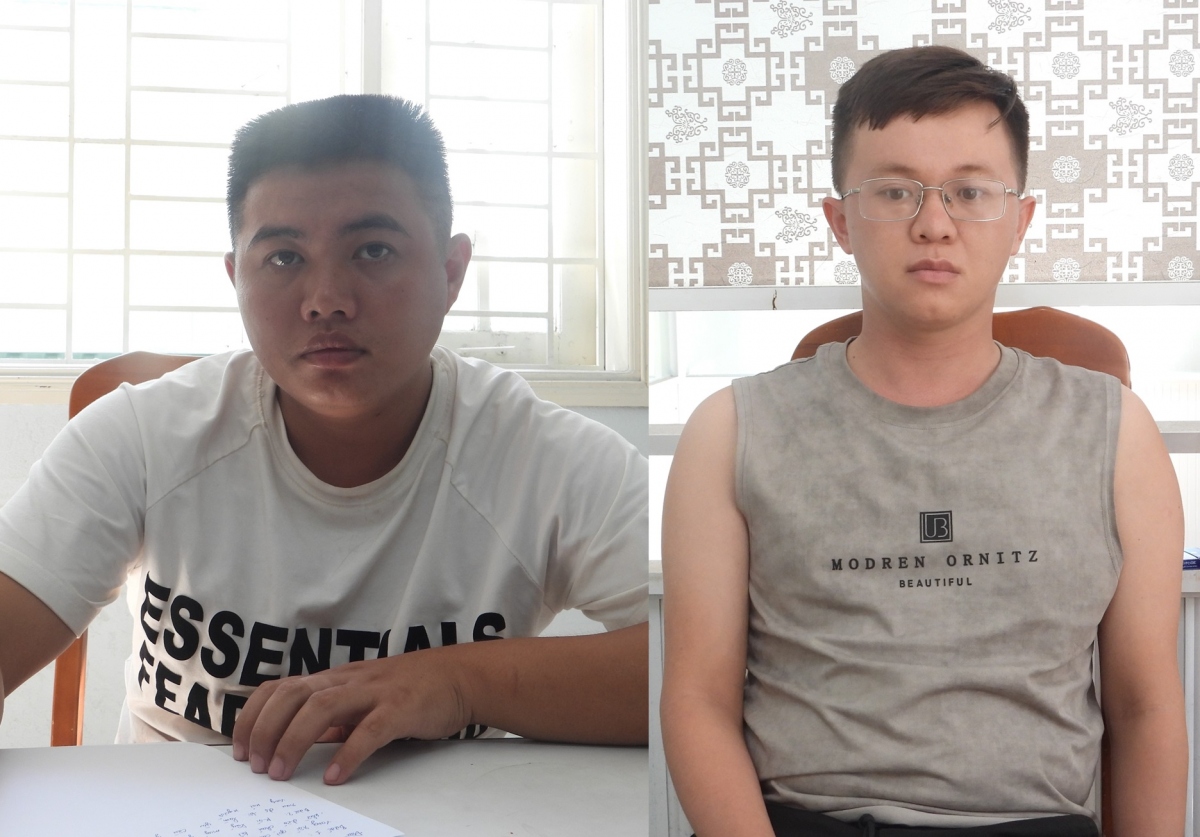 Cao Văn Hiếu (trái) và Mai Thanh Quốc tại cơ quan Công an.