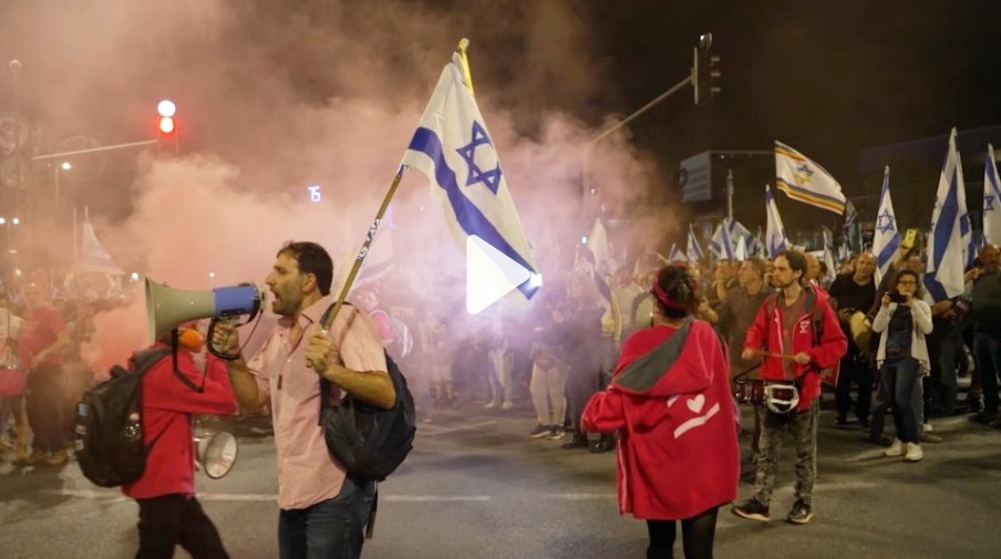 Dòng người biểu tình tại Tel Aviv. (Ảnh: Reuters)