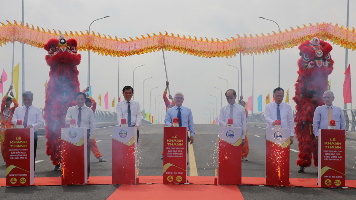 Lãnh đạo tỉnh Bình Dương và Đồng Nai bấm nút khánh thành cầu Bạch Đằng 2 (ảnh: ĐC)