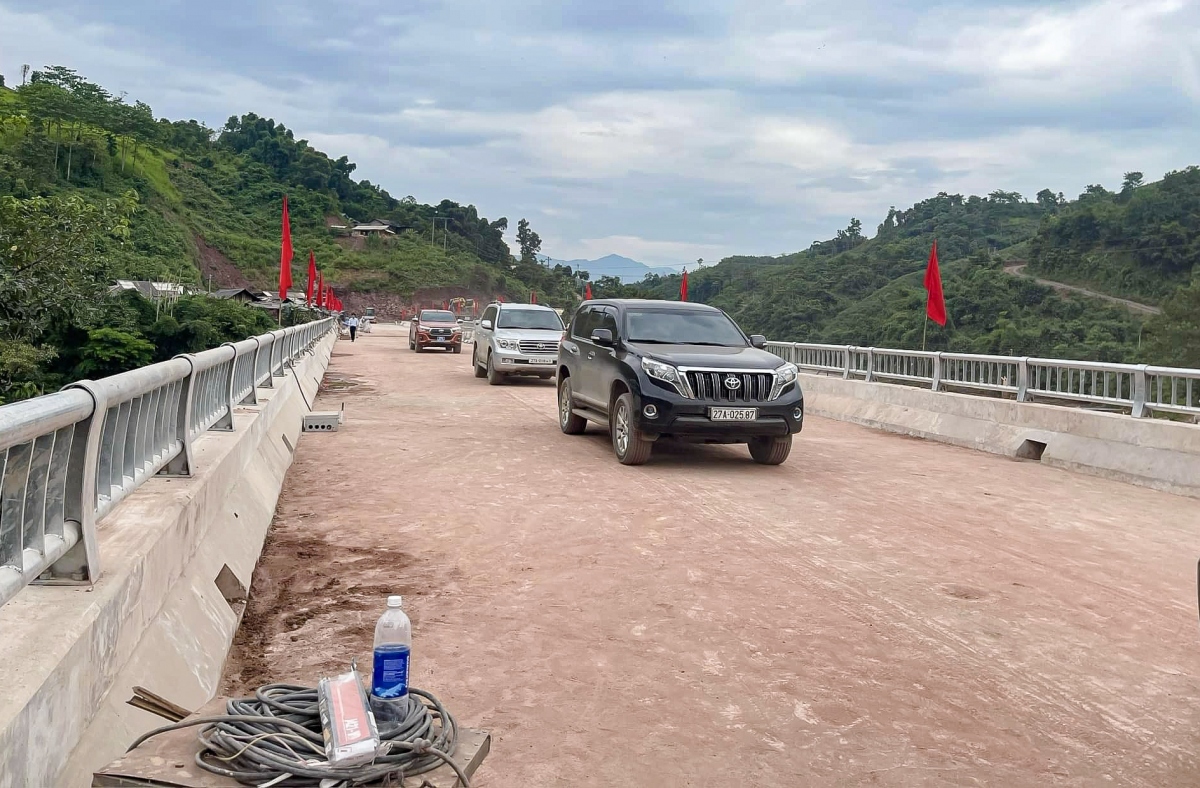 Cầu Nậm Nhé 2 được thông xe kỹ thuật giúp đảm bảo giao thông trên tuyến Quốc lộ 4H