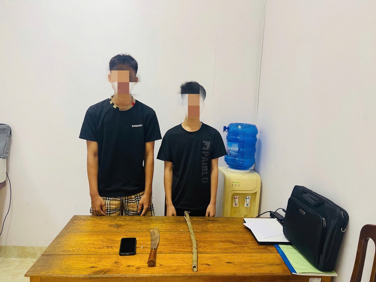 Đinh Tuấn Hoàng và Lý Trường Giang tại cơ quan công an