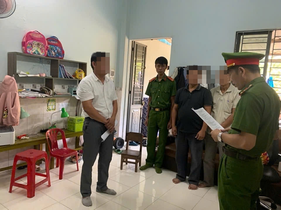 Cơ quan công an đọc lệnh khởi tố các bị can trong vụ án