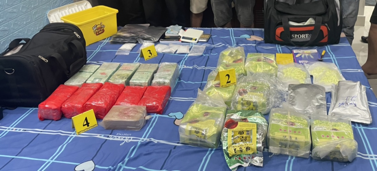 Cơ quan điều tra thu giữ 06 bánh heroin và hơn 15kg ma túy tổng hợp các loại tại Quận 6 (Ảnh: CACC)