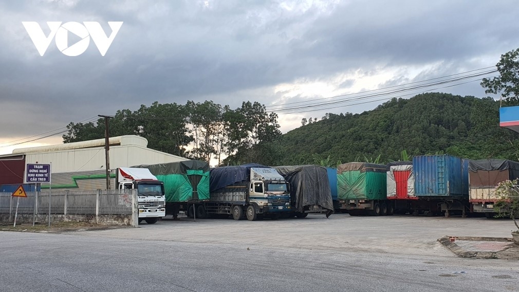 Có thời điểm không lưu thông theo đường Cửa khẩu Cầu treo, xe hàng phải tập kết chuyển sang Cửa khẩu Cha Lo (Quảng Bình)