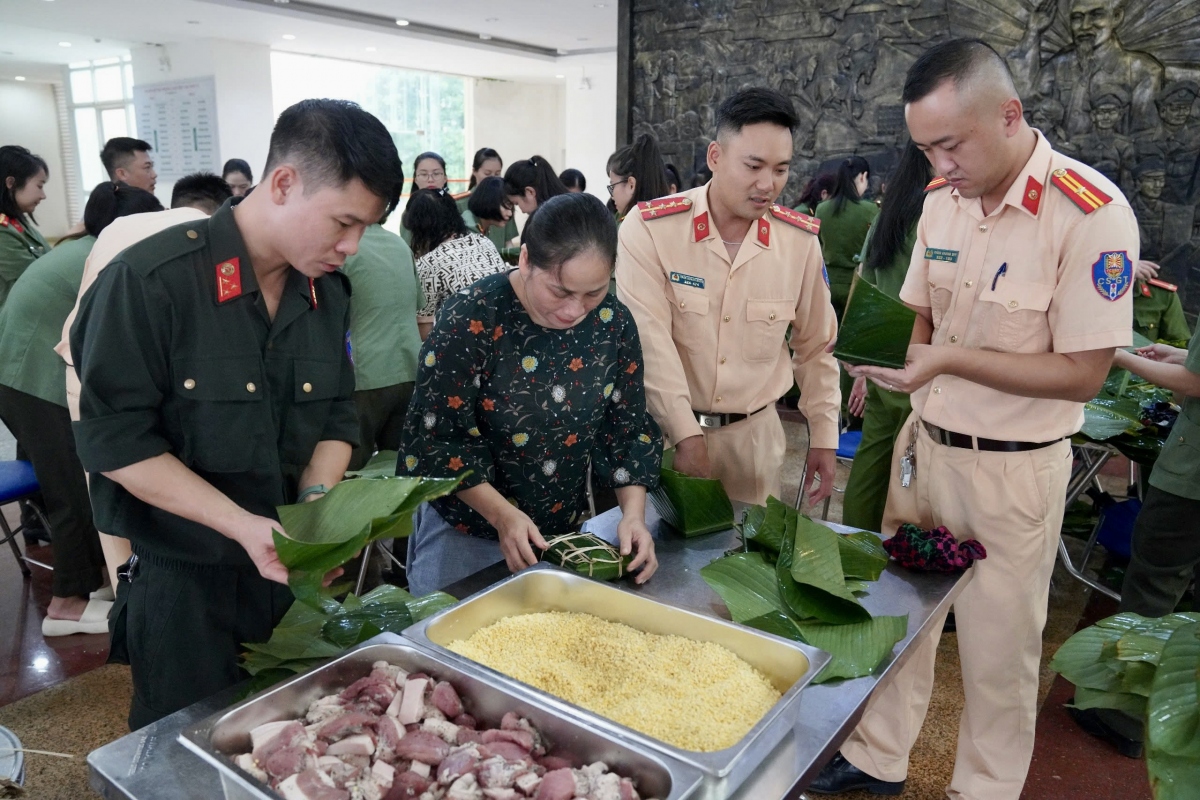  Ban Thanh niên, Ban Phụ nữ và các đơn vị trong Công an tỉnh đã tổ chức gói 500 chiếc bánh chưng để gửi đến bà con nhân dân bị ảnh hưởng do mưu lũ trên địa bàn tỉnh