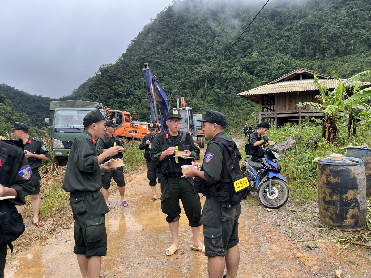 Những bữa cơm vội vàng của các cán bộ chiến sĩ công an Cao Bằng trực tiếp tham gia cứu nạn cứu hộ tại xã Ca Thành, huyện Nguyên Bình.