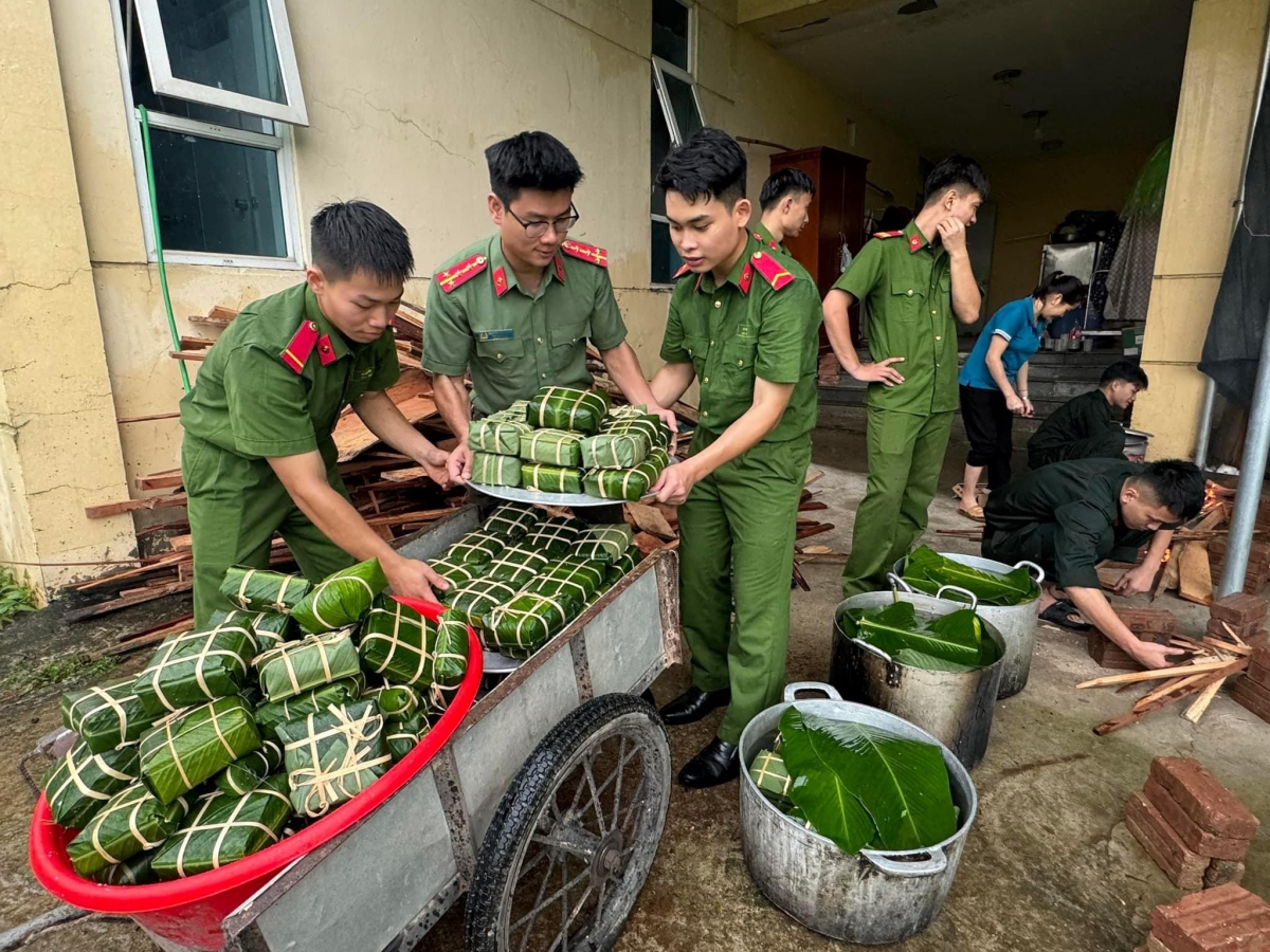 Ngày 11/9, Công an tỉnh Hòa Bình tổ chức lễ phát động ủng hộ nhân dân bị thiệt hại do bão số 3 gây ra và gói bánh chưng hỗ trợ đồng bào ảnh hưởng bởi cơn bão.