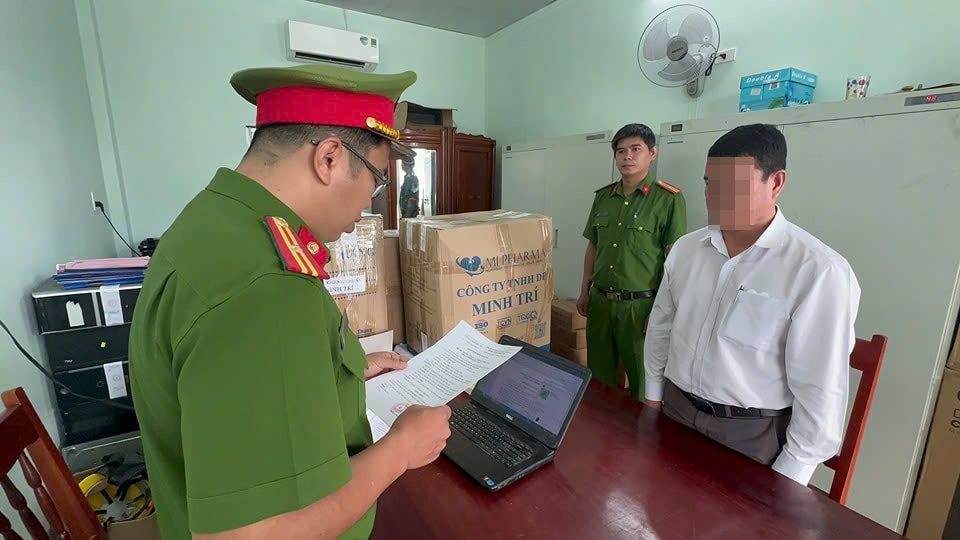 Công an đọc lệnh khởi tố bị can L.M.V, Chủ tịch UBND xã Đức Lợi