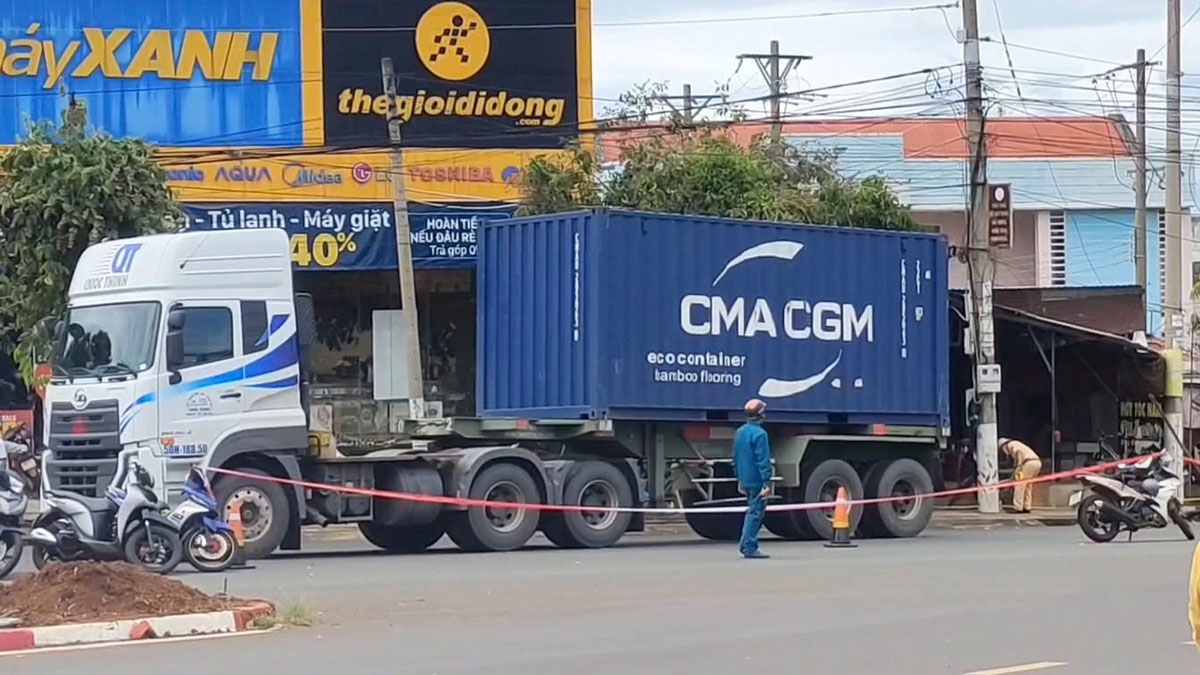 Công an khám nghiệm hiện trường (Ảnh: ĐC)
