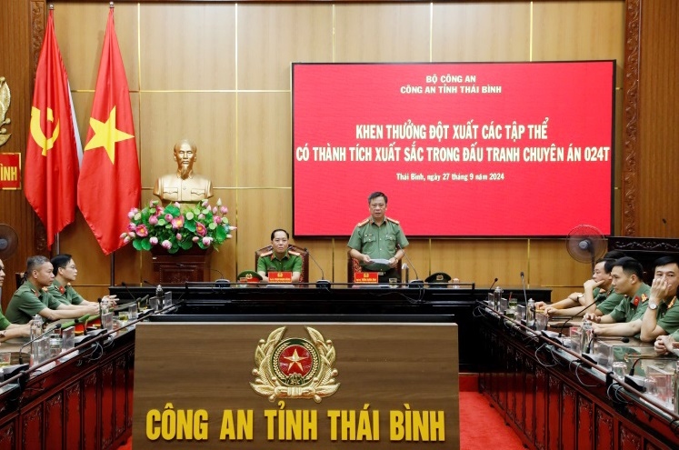 Buổi lễ khen thưởng đột xuất các tập thể có thành tích xuất sắc trong đấu tranh chuyên án. (Ảnh: Công an tỉnh Thái Bình)