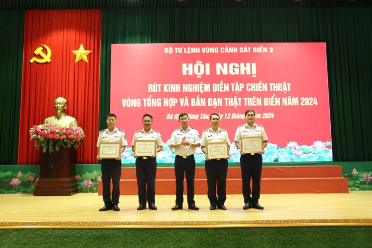 BTL Vùng CSB3 tặng Giấy khen cho các tập thể và cá nhân đã hoàn thành xuất sắc nhiệm vụ trong đợt diễn tập