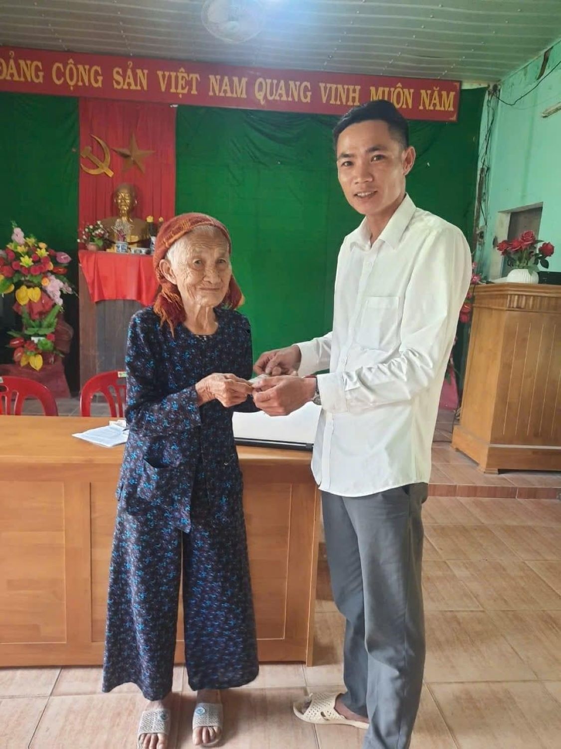 Cụ bà Hồ Thị Miêu, 102 tuổi, ở tỉnh Quảng Bình đi ủng hộ đồng bào miền Bắc