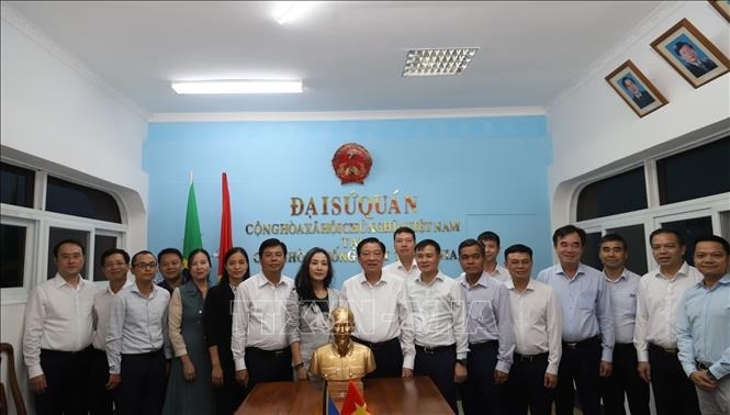 Trưởng Ban Nội chính Trung ương Phan Đình Trạc cùng đoàn công tác đến thăm cán bộ, nhân viên Đại sứ quán Việt Nam tại Tanzania. Nguồn: TTXVN
