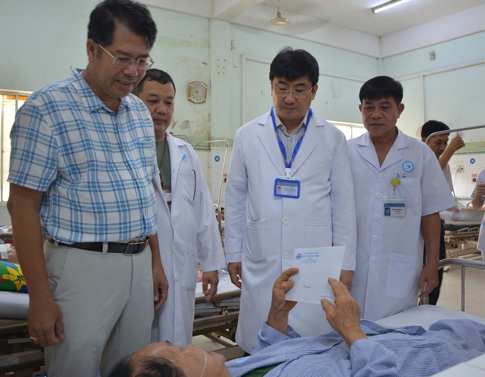 Đại diện lãnh đạo bệnh viện và Ban ATGT tỉnh Bình Thuận thăm nạn nhân. Ảnh: B.H