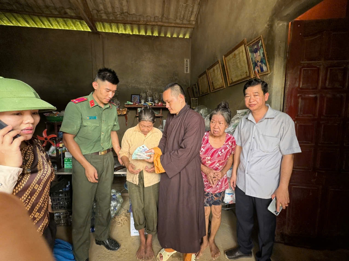 Đại diện đoàn trao quà và tiền mặt hỗ trợ cho các gia đình bị ảnh hưởng do bão số 3 ở Yên Bái