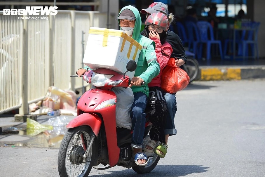 Người dân sau khi xuống xe khách chờ thêm xe công nghệ để về nhà.