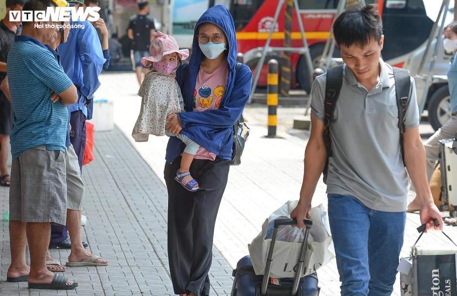 Sau những ngày đường phố vắng vẻ, chiều nay cả bên trong và bên ngoài bến xe Mỹ Đình ồn ào và đông đúc hơn hẳn.