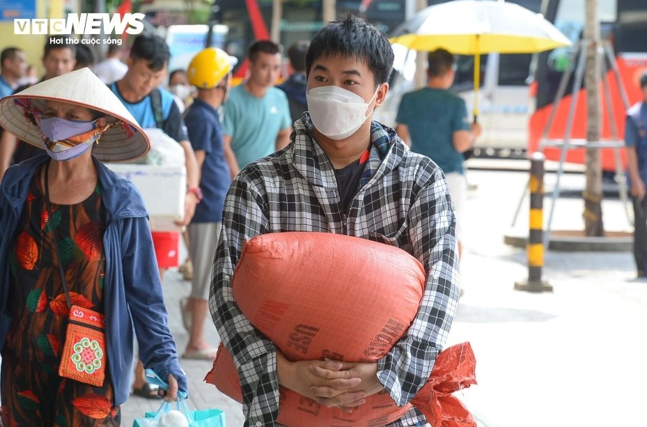 Ai nấy đều khệ nệ mang đồ đạc, quà quê. Một số người mệt mỏi sau hành trình nhiều giờ ngồi trên ô tô.
