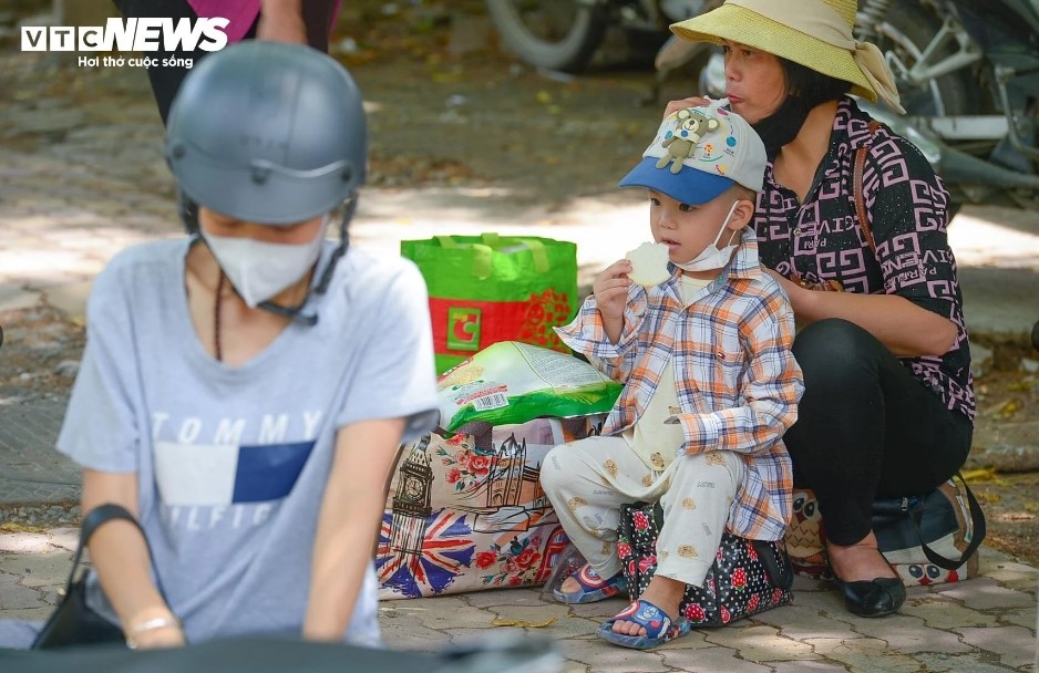 Nhiều em nhỏ theo chân bố mẹ ra Hà Nội sau quãng thời gian nghỉ lễ.