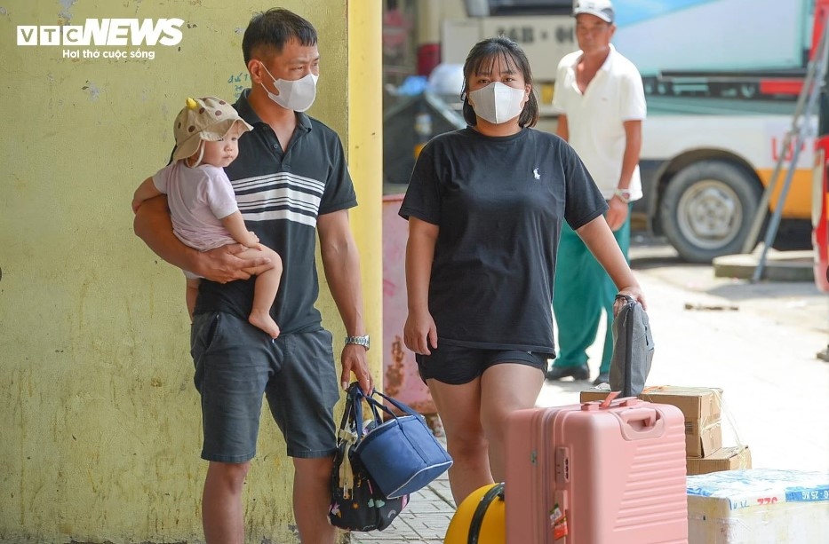 "Năm nay, tôi lên Hà Nội sớm hơn mọi năm để tránh tắc đường. Đi sớm sẽ di chuyển nhanh hơn, chuyến xe tôi đi chỉ gặp ùn ứ nhẹ khi đến Hà Nội. Quãng đường xa, mỗi lần về quê rồi trở lại Hà Nội, việc vận chuyển đồ đạc luôn trở thành nỗi ám ảnh với tôi", một hành khách chia sẻ.
