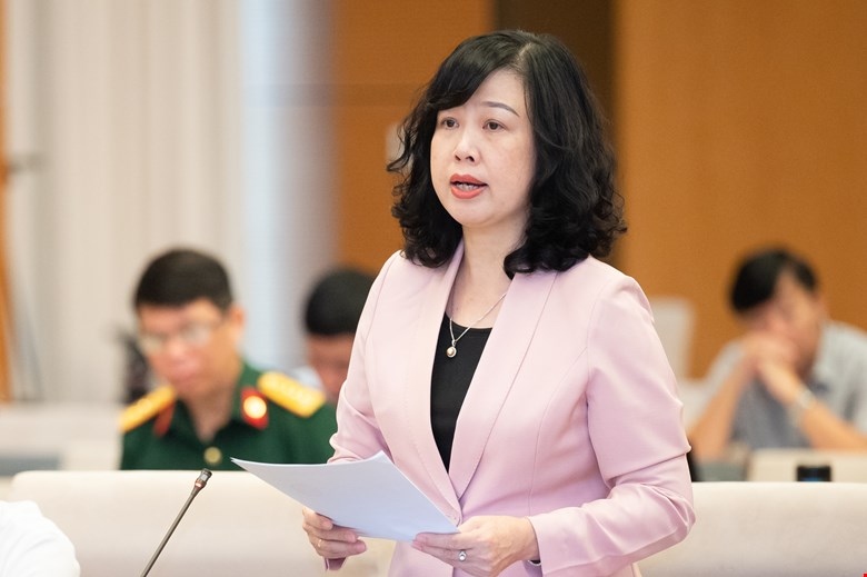 Bộ trưởng Bộ Y tế Đào Hồng Lan đọc Tờ trình về dự án Luật sửa đổi, bổ sung một số điều của Luật Bảo hiểm y tế (Ảnh: Quốc hội)