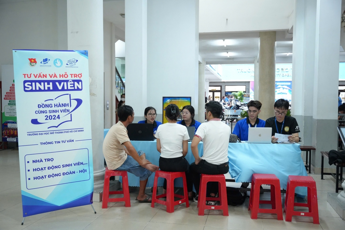 Trường Đại học Mở TP.HCM luôn có các hoạt động hỗ trợ sinh viên (ảnh ĐHM)