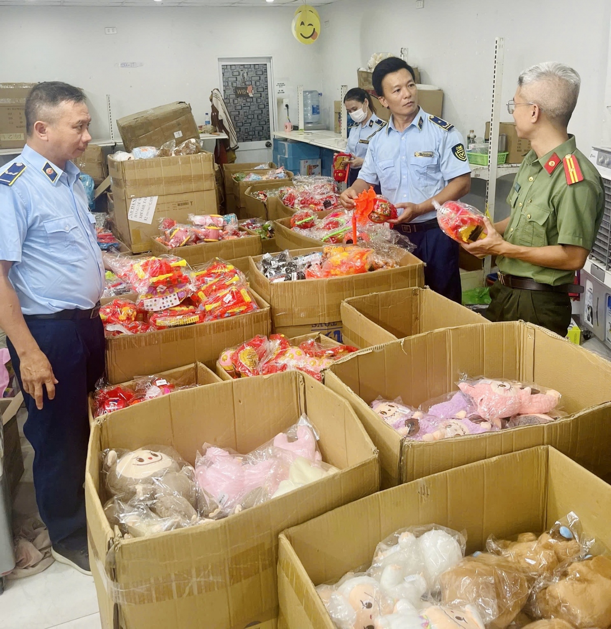 Đồ chơi trẻ em không rõ nguồn gốc xuất xứ bị phát hiện và tạm giữ.