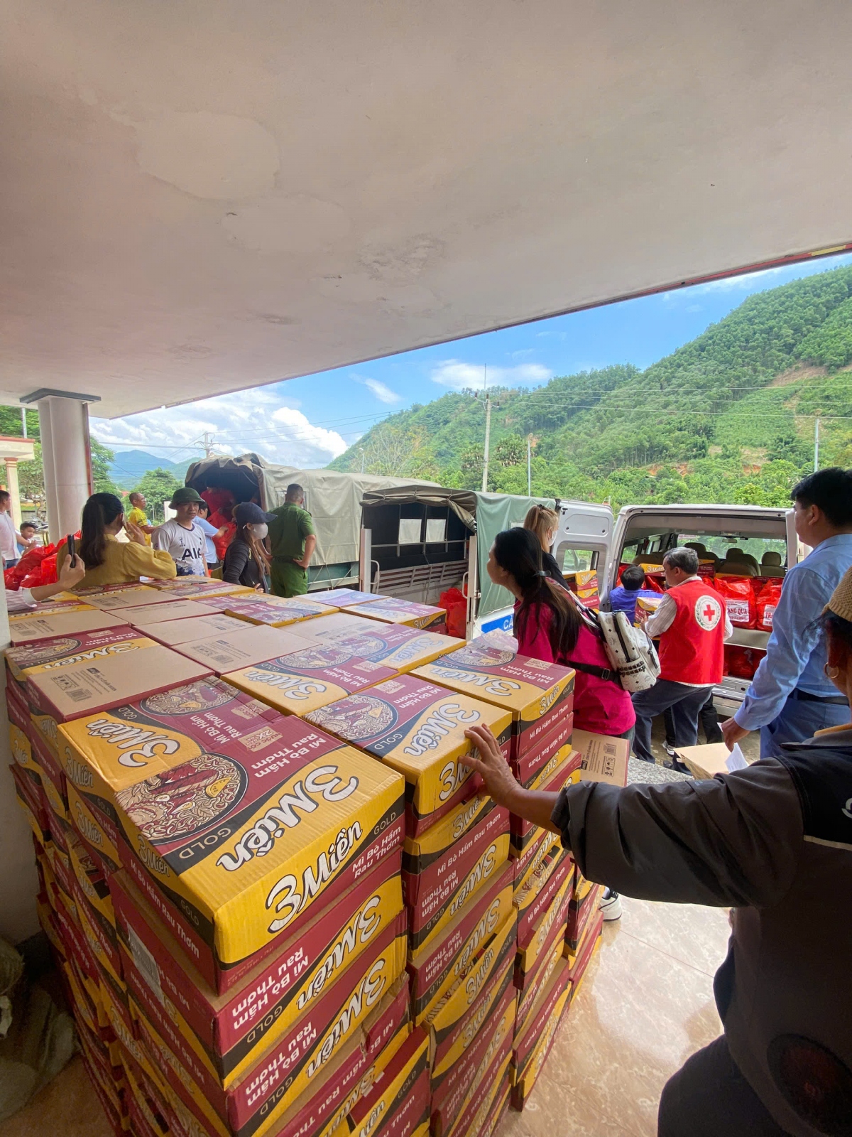Đoàn công tác và các lực lượng chức năng chuẩn bị hàng cứu trợ tại xã Khánh Hòa, huyện Lục Yên, tỉnh Yên Bái.