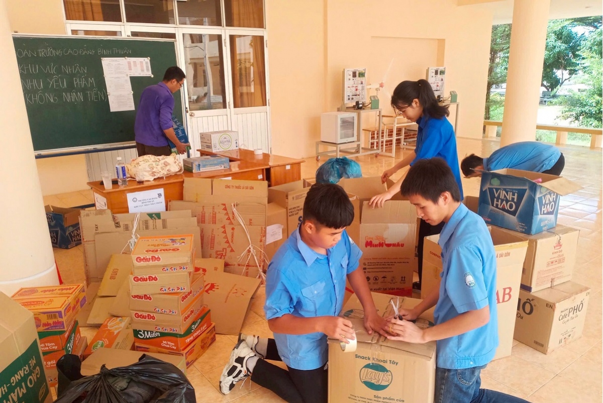 Đoàn Trường Cao đẳng Bình Thuận tiếp nhận ủng hộ các nhu yếu phẩm cần thiết hỗ trợ đồng bào miền Bắc. Ảnh: Báo BT